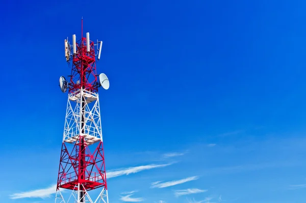 Telekommunikationen står hög — Stockfoto