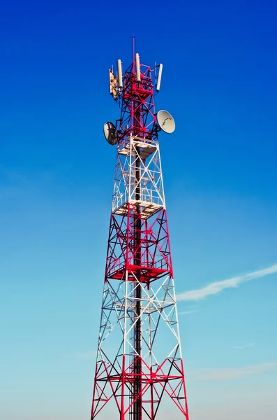 Telekommunikationen står hög — Stockfoto