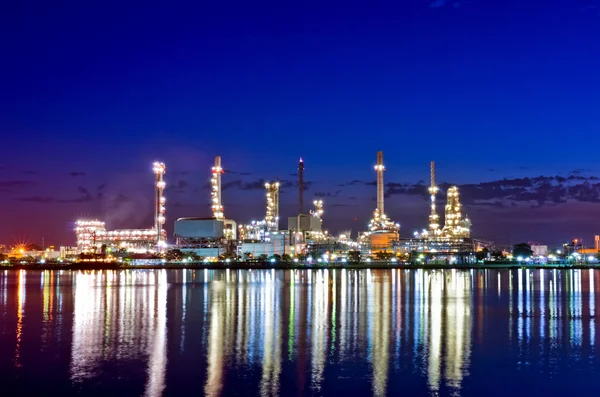 Alacakaranlıktaki petrol rafinerisi fabrikası — Stok fotoğraf