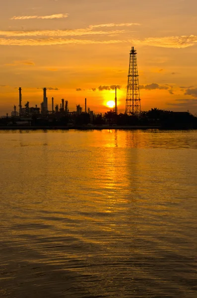 Alacakaranlıktaki petrol rafinerisi fabrikası — Stok fotoğraf