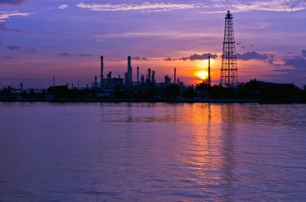 Fábrica de refinería de petróleo en el crepúsculo — Foto de Stock