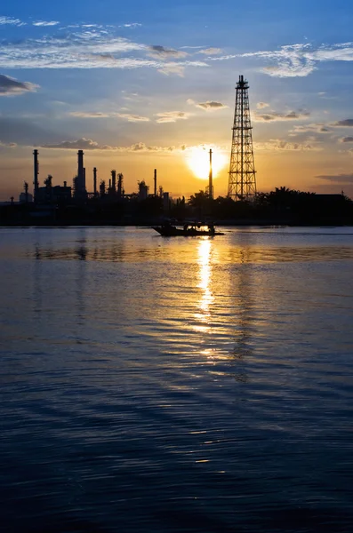 Fábrica de refinaria de petróleo no crepúsculo — Fotografia de Stock