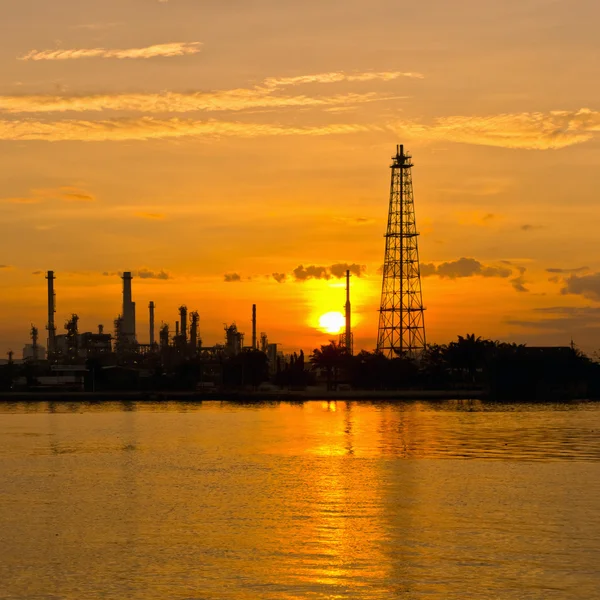 Fábrica de refinaria de petróleo no crepúsculo — Fotografia de Stock