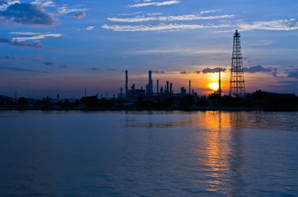 Fábrica de refinaria de petróleo no crepúsculo — Fotografia de Stock