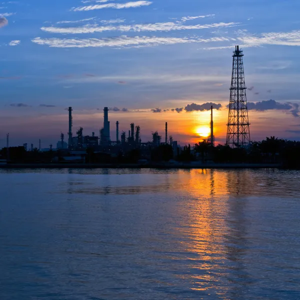 Fabryka rafinerii ropy o zmierzchu — Zdjęcie stockowe