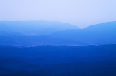 Sisli dağ manzarası.