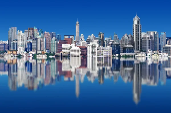 Water reflection of a skyline — Stock Photo, Image