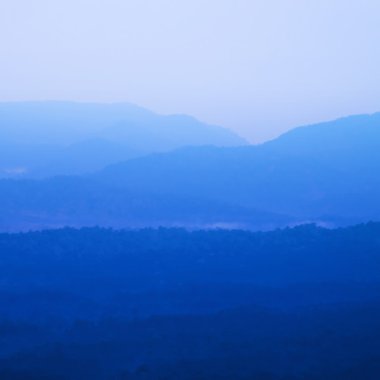 Sisli dağ manzarası.