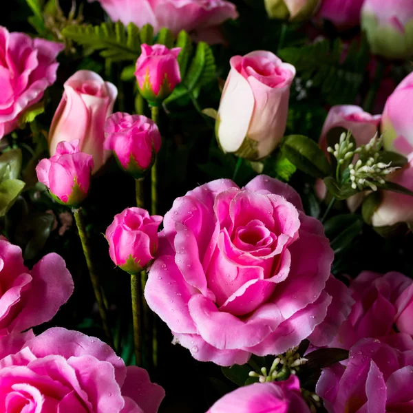 Искусственная розовая роза — стоковое фото