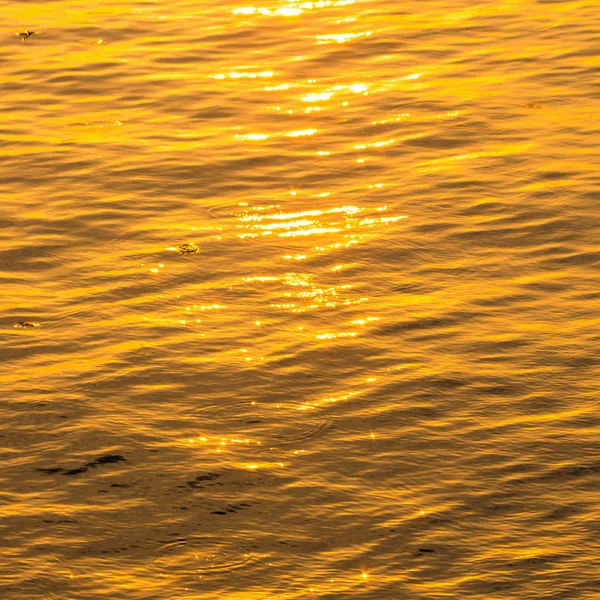 Olas de agua dorada . —  Fotos de Stock