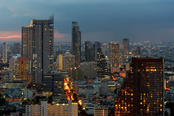 Blick auf Bangkok im Zwielicht. — Stockfoto