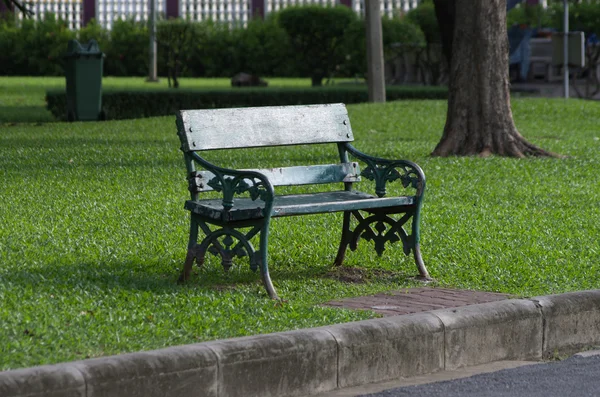 Bancă verde veche — Fotografie, imagine de stoc