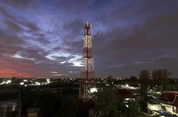 Zmierzch wieża radiowo-telewizyjna — Zdjęcie stockowe