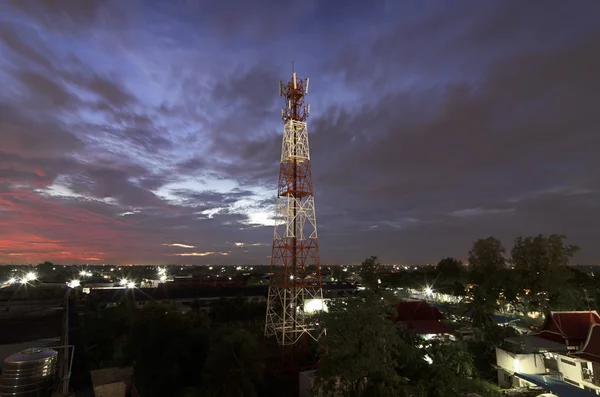 Twilight Telekommunikationen står hög — Stockfoto