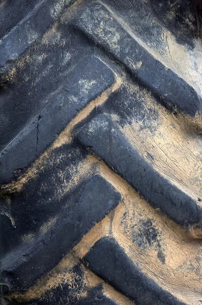 Vecchio pneumatico del trattore — Foto Stock