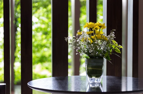 Işlemeli çiçek vazo — Stok fotoğraf