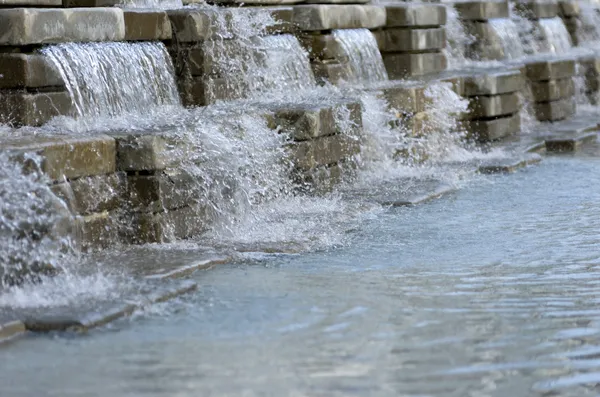 Künstlicher Wasserfall — Stockfoto