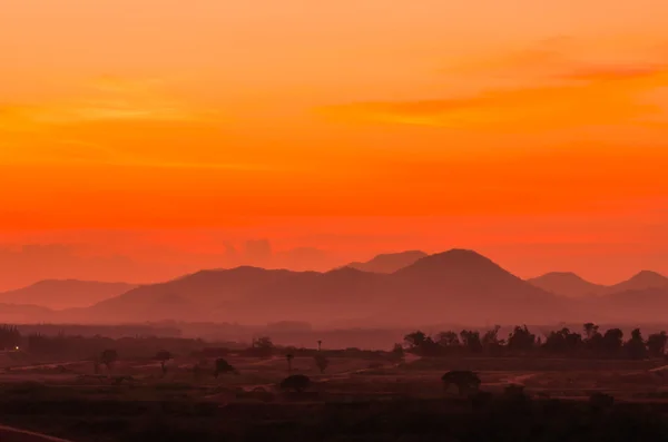 Cena do pôr do sol nas montanhas — Fotografia de Stock