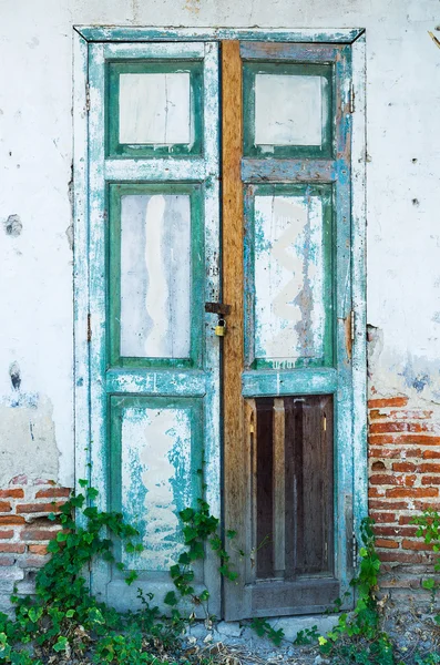 Ușă veche din lemn — Fotografie, imagine de stoc