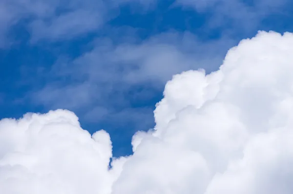 Nuvens no céu azul — Fotografia de Stock