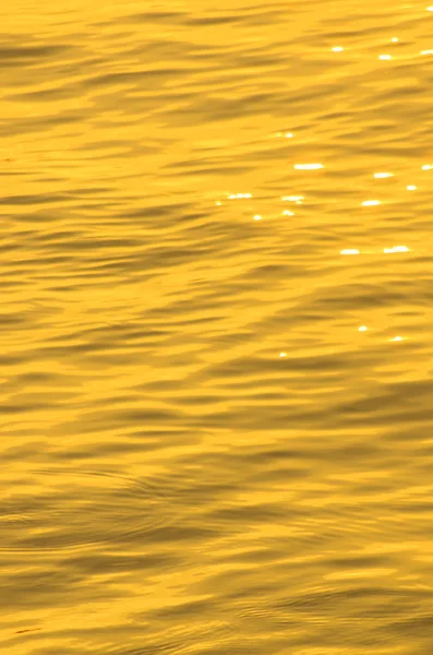 Olas de agua dorada . — Foto de Stock