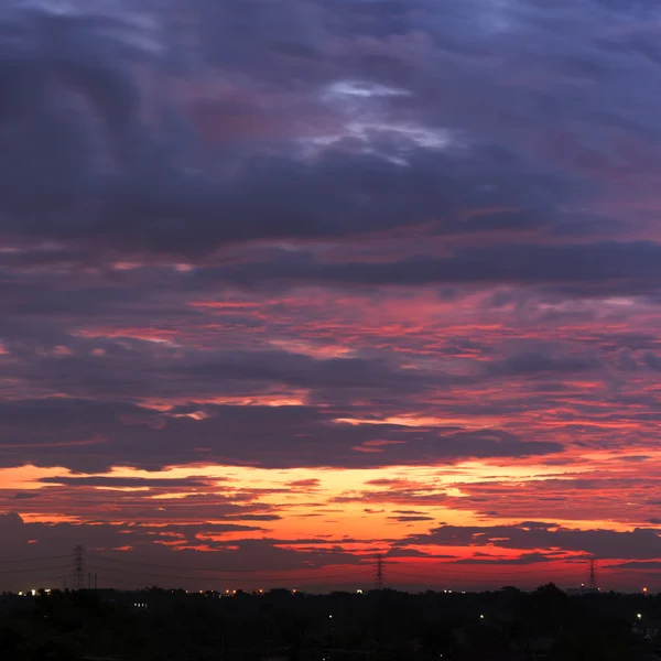 Niebo zachód słońca nad słup wysokiego napięcia. — Zdjęcie stockowe