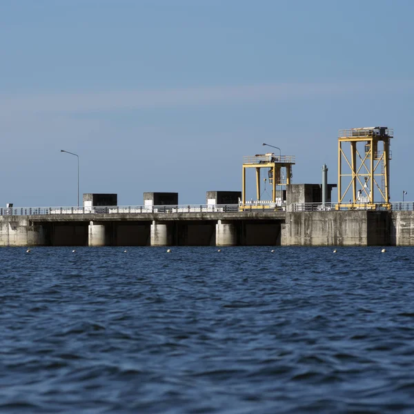 Sluizen in de dam. — Stockfoto