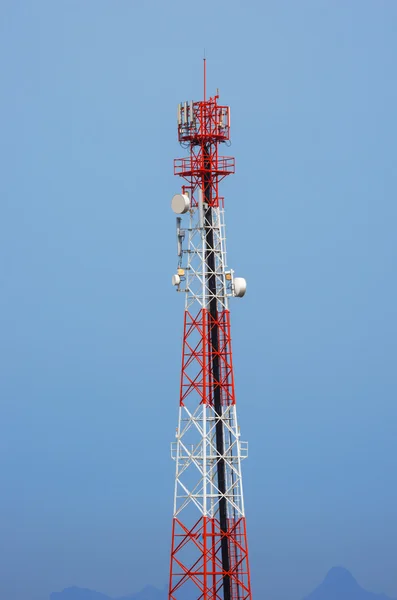 Telekommunikationen står hög — Stockfoto