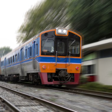 Tren yüksek hızda çalışıyor.