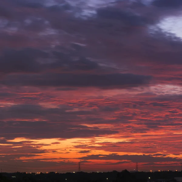 Céu por do sol sobre residencial . — Fotografia de Stock