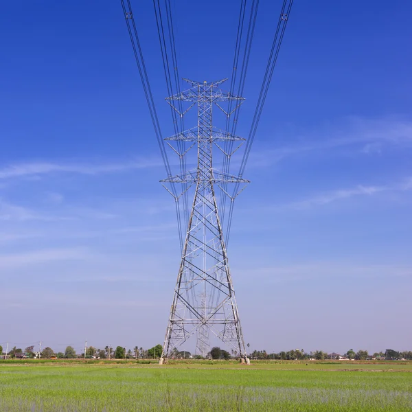 Pólo elétrico de alta tensão — Fotografia de Stock