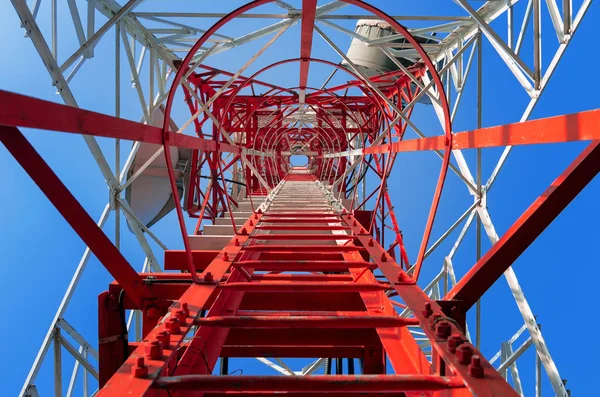 Telekommunikationen står hög — Stockfoto