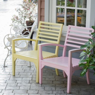 pembe ve sarı ahşap sandalye