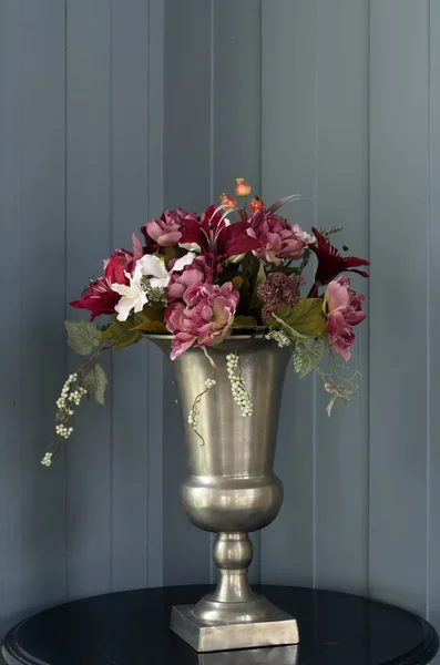Букет искусственных цветов — стоковое фото