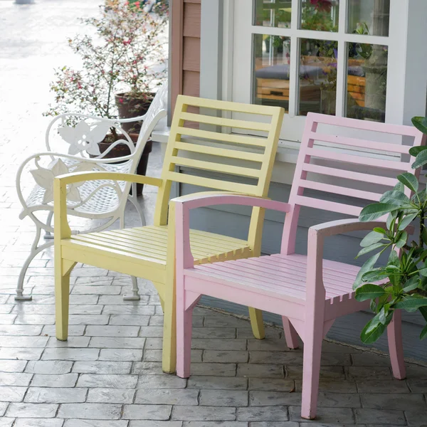 Chaises en bois rose et jaune — Photo