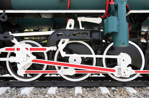 Stalen wielen van een trein — Stockfoto