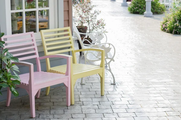 粉红色和黄色的木椅 — 图库照片