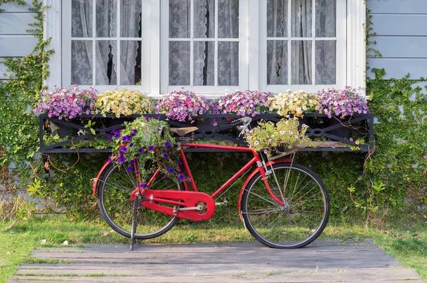 赤いビンテージ自転車 — ストック写真