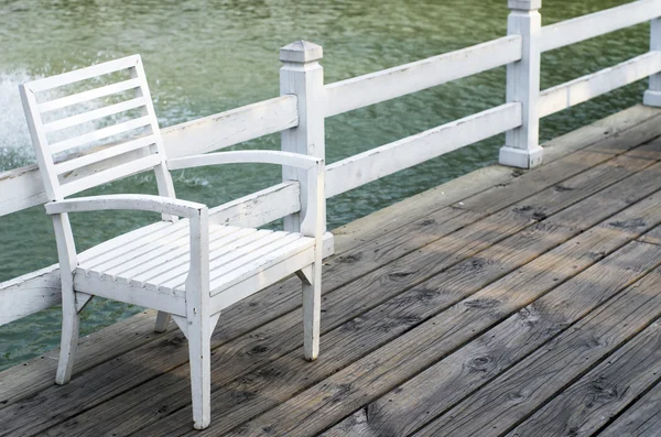 Cadeira de madeira branca — Fotografia de Stock