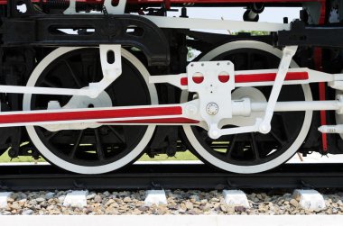 Bir trenin çelik tekerlekleri