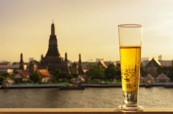 Vysoké sklenici piva — Stock fotografie