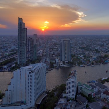 Nehri yakınında modern Binası