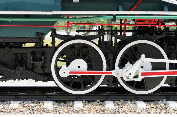 Stalen wielen van een trein — Stockfoto