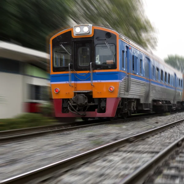 Train de voyageurs circulant à grande vitesse . — Photo
