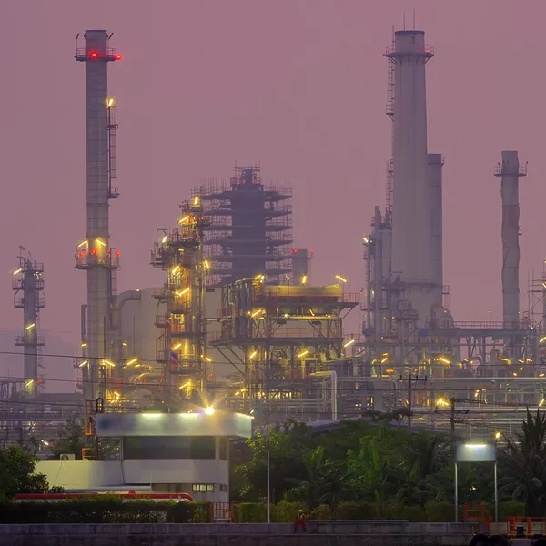 Refinaria de petróleo fábrica — Fotografia de Stock