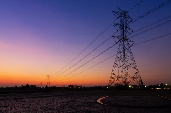 Yüksek gerilim elektrik direği — Stok fotoğraf