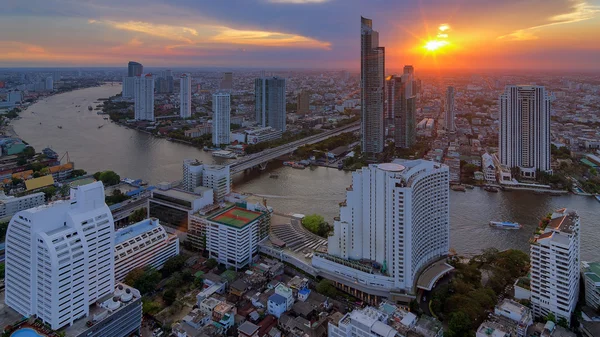 Edificio moderno cerca del río — Foto de Stock