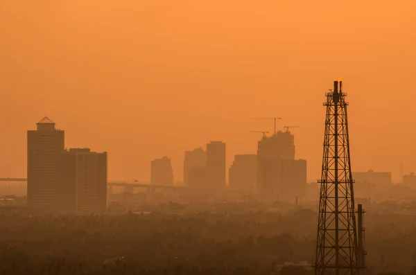 Moderne gebouwen in de mist. — Stockfoto