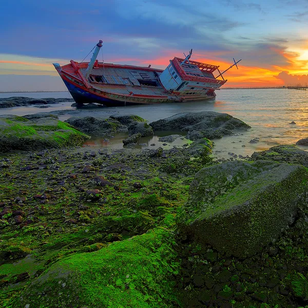 Vieux bateau naufragé abandonné . — Photo