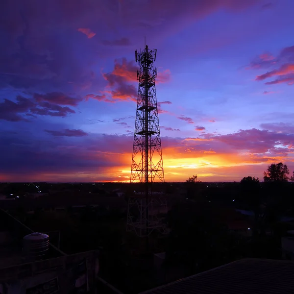 Silhouetten eines Telekommunikationsturms — Stockfoto
